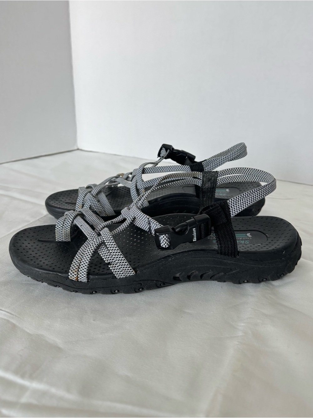 Skechers Women's Reggae Irie Mon sandals in black & white strappy design Size 8